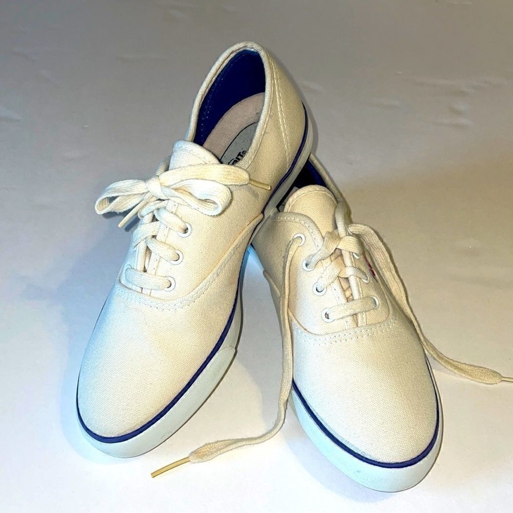 Easy Spirit simple off white canvas sneakers Easy Spirit Suspension System 6B